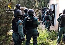 La Unidad de Seguridad Ciudadana (Usecic) de la Guardia Civil de Alicante durante el registro del chalet en Aspe.