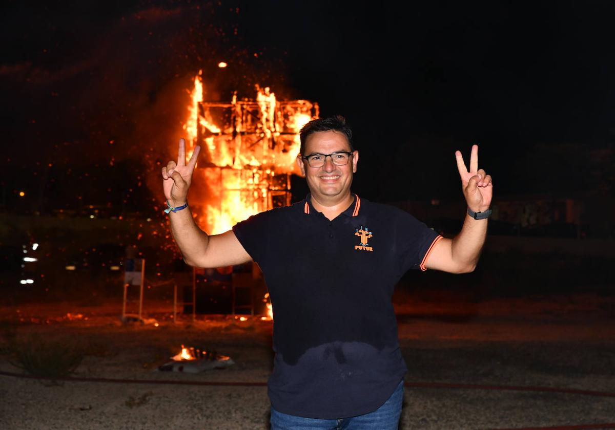 Olivares frente a las llamas tras la presentación de su equipo a la Federació.