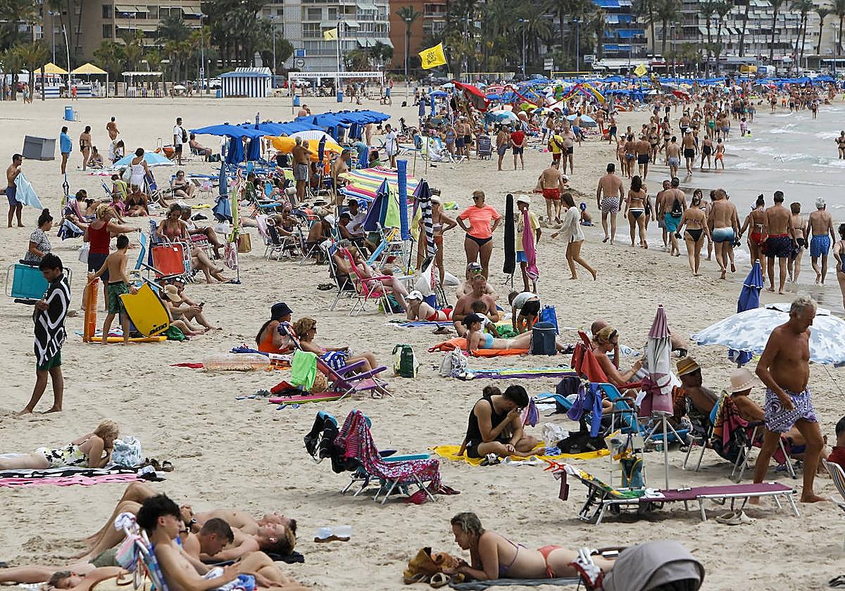 Vista general de la playa de Poniente de Benidorm con gran afluencia de bañistas