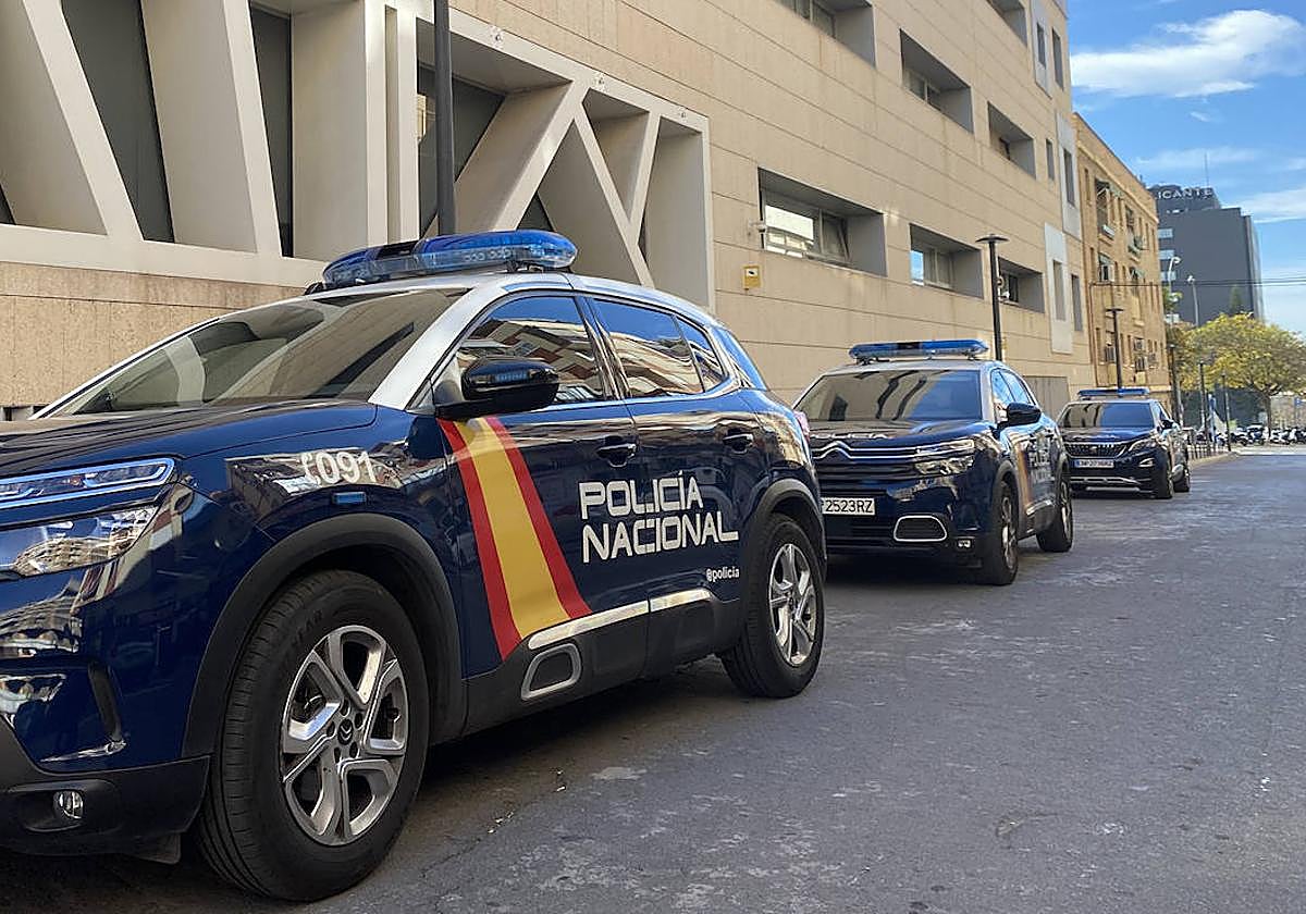 Coches de la Policía Nacional en la puerta de la comisaría en Alicante