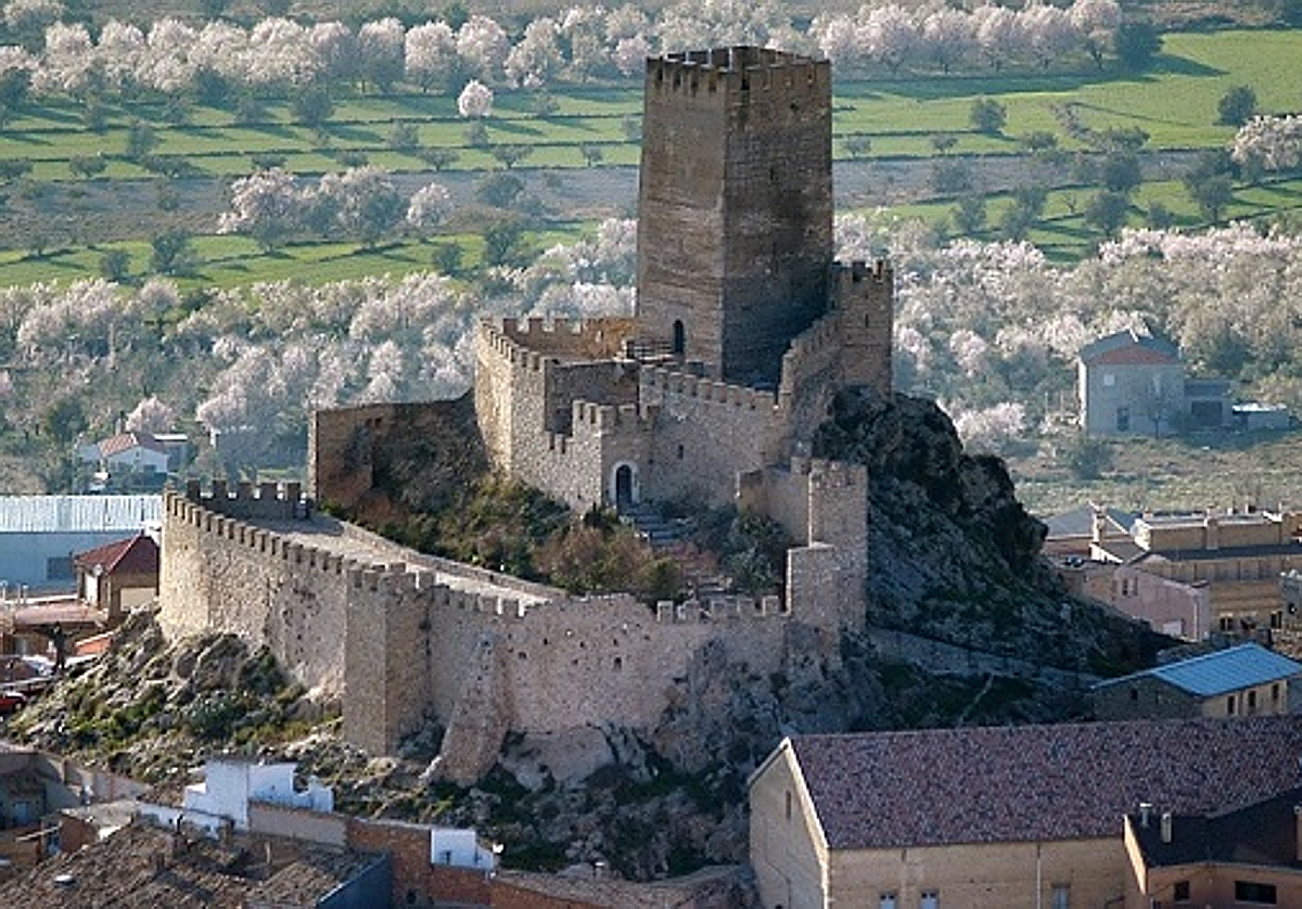 El castillo de Banyeres de Mariola en plena floración de almendros.