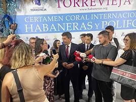 Carlos Mazón y Eduardo Dolón atendiendo a medios