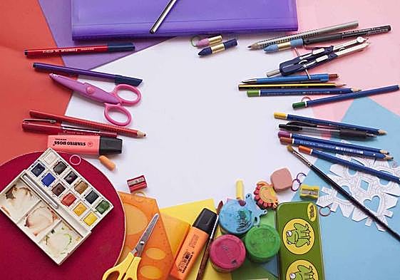 Los vales proporcionan 63 euros para mirorar el coste de material escolar