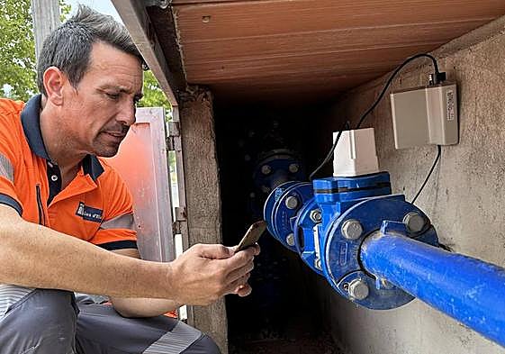 El personal de Aigües d'Elx evalúa el sistema de medición inteligente del consumo de agua potable