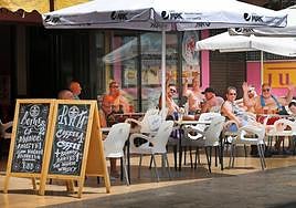 Británicos de vacaciones en Benidorm.