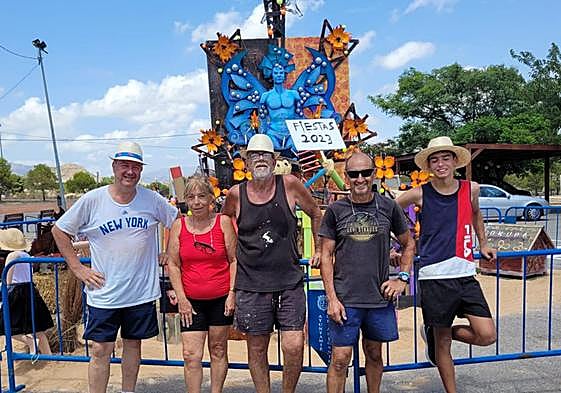 Los vecinos de La Alcoraya ante la hoguera plantada en sus fiestas.