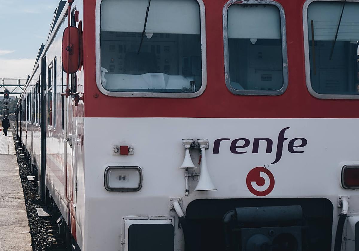 Un convoy de Renfe en el apeadero de San Gabriel.