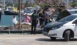 Momento en que la barcaza llega al puerto de Dénia con el cadáver.