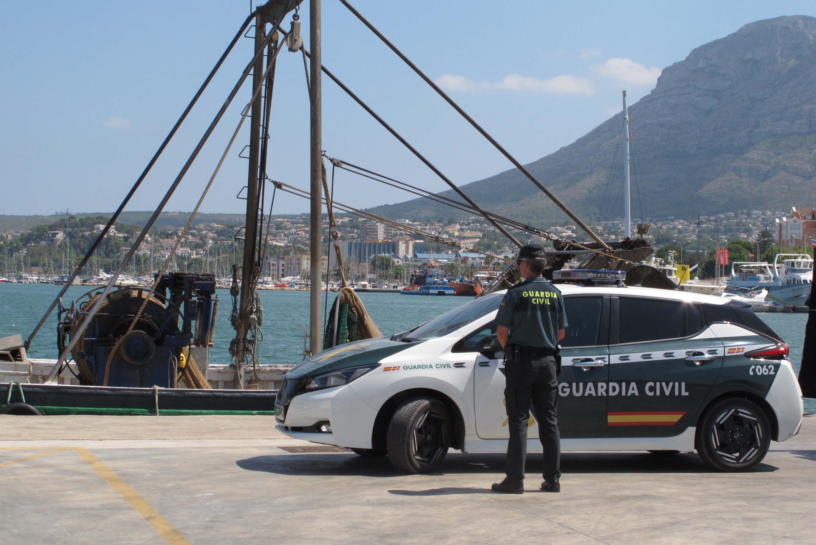 Imagen secundaria 2 - Agentes de la Guardia Civil han estado presentes en la llegada de la embarcación al puerto de Dénia.