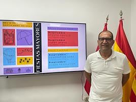 El edil David Guardiola junto a la programación de las fiestas.