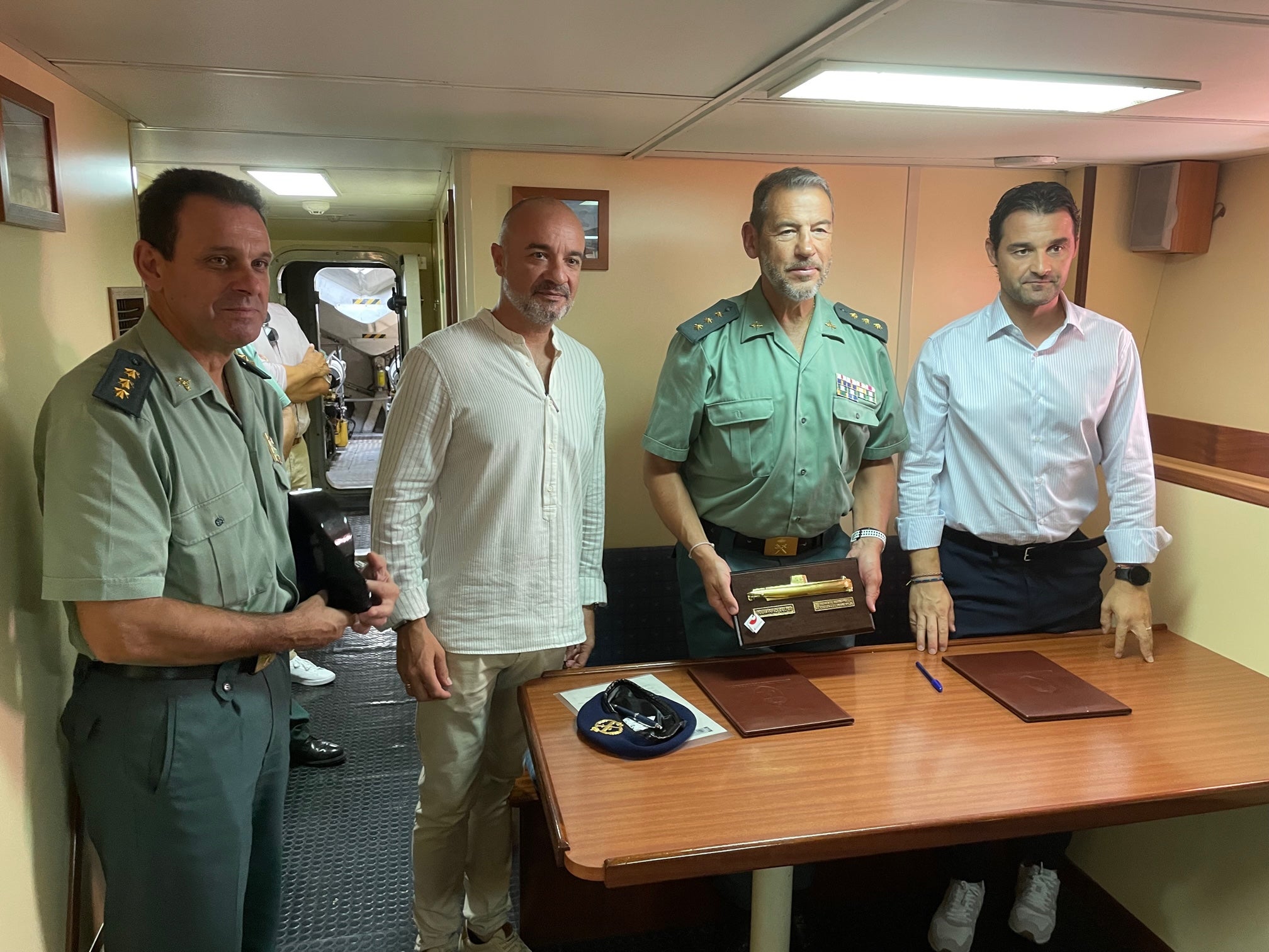 El alcalde de Torrevieja y el Coronel Jefe del Servicio Marítimo de la Guardia Civil han firmado el acuerdo.