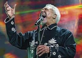 El cantante británico Tom Jones actúa en la plaza de Toros.