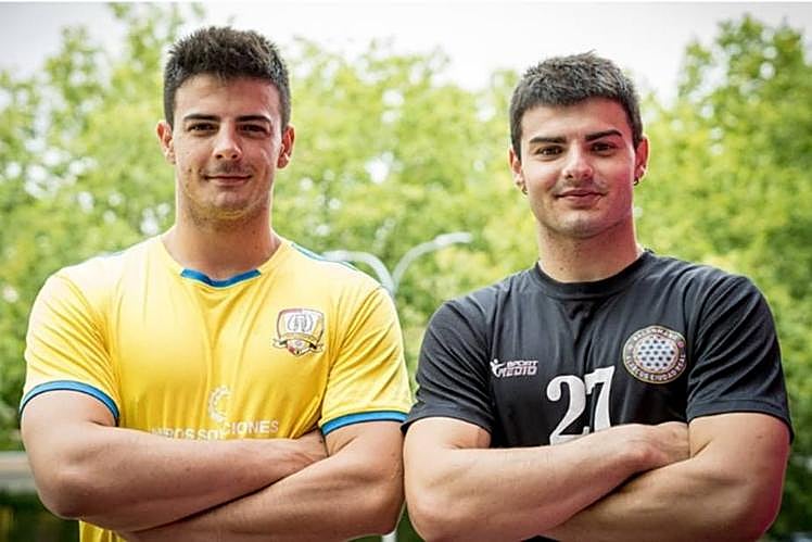 Imagen principal - De izquierda a derecha: los hermanos, Augusto y Álvaro, posando previo al derbi de Ciudad Real