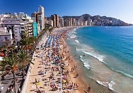 Imagen de una abarrotada playa de Levante de Benidorm