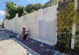 El nuevo mural de la plaza del Zapatero de Elda toma forma.