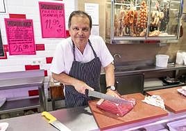 Ramón corta una pieza de carne en su carnicería.