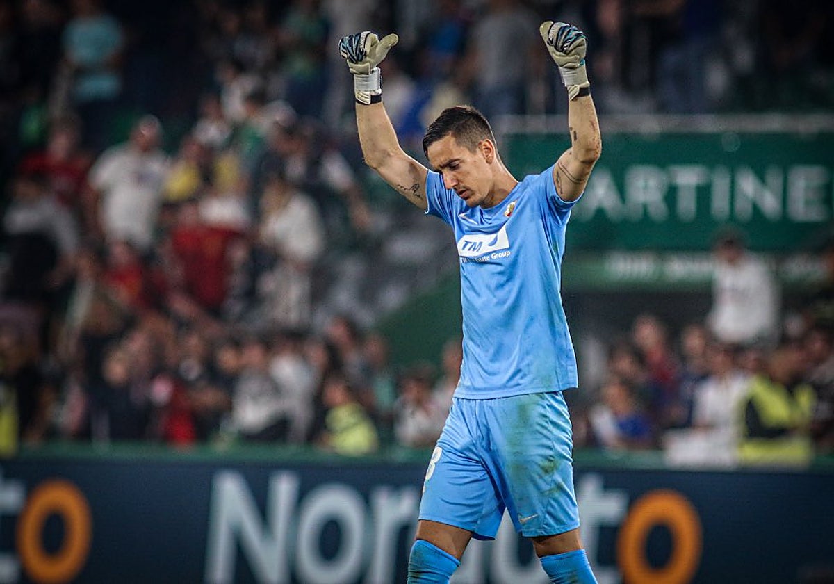 Edgar Badía celebra un gol del Elche