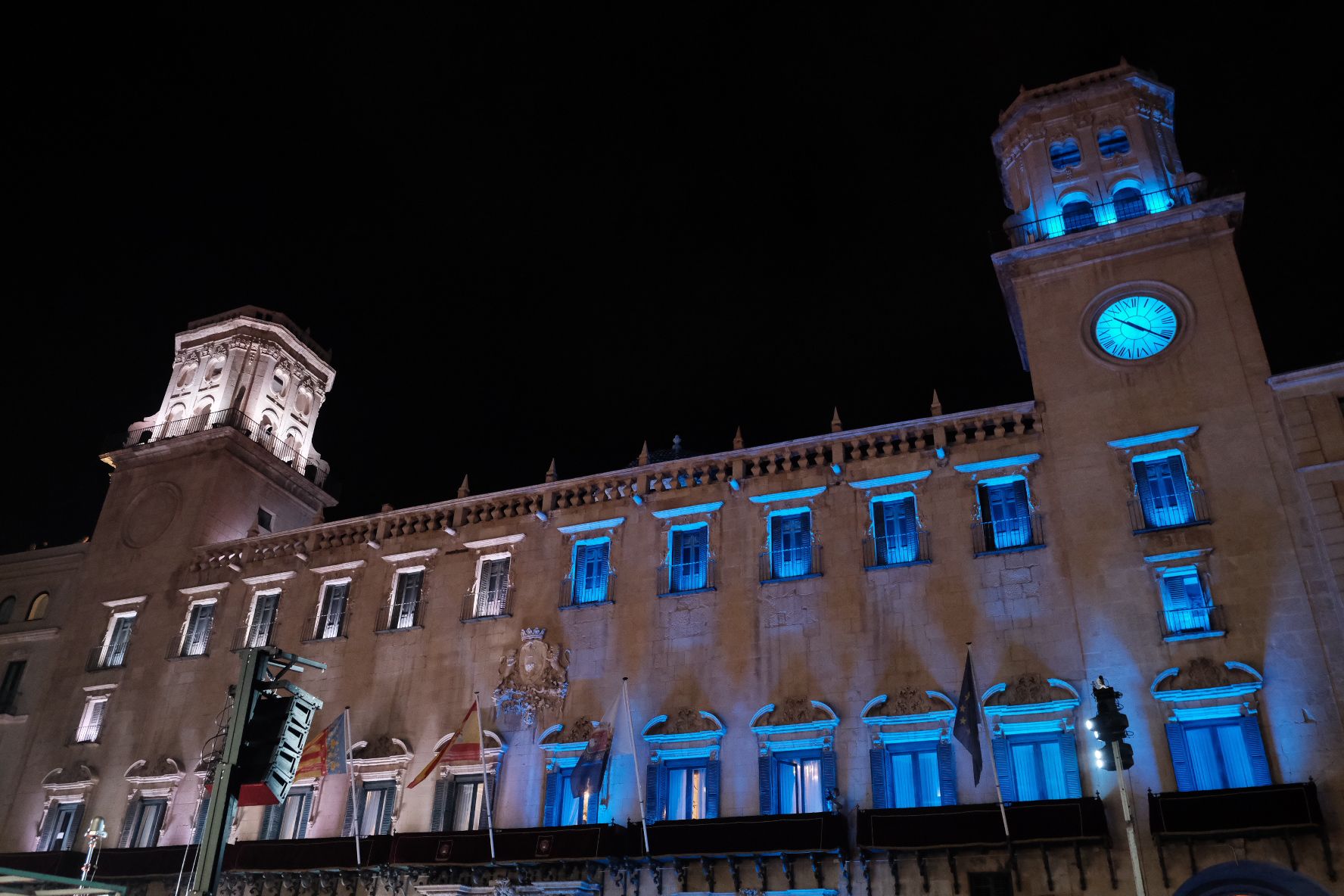 La plaza del Ayuntamiento de Alicante estrena iluminación