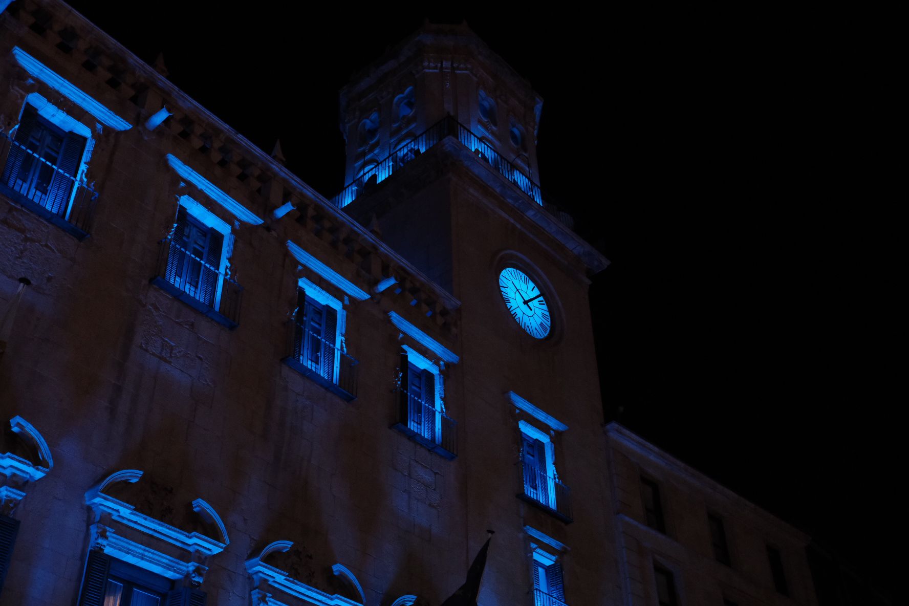 La plaza del Ayuntamiento de Alicante estrena iluminación