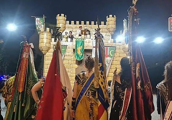 Acto de Moros y Cristiano frente al castillo en Altozano.