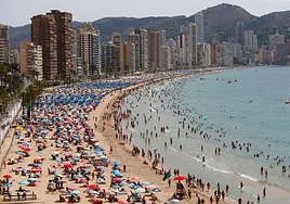 La playa de Levante de Benidorm es una de las más populares de la provincia.