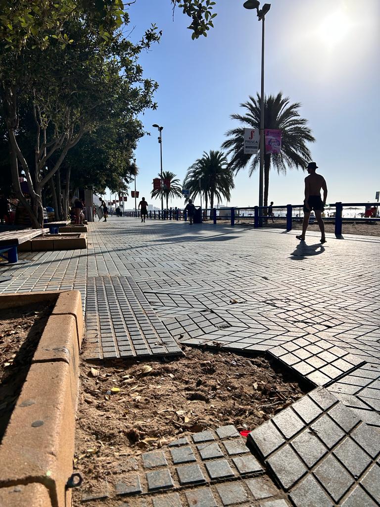 Un trozo de pavimento levantado en el paseo de la playa del Postiguet