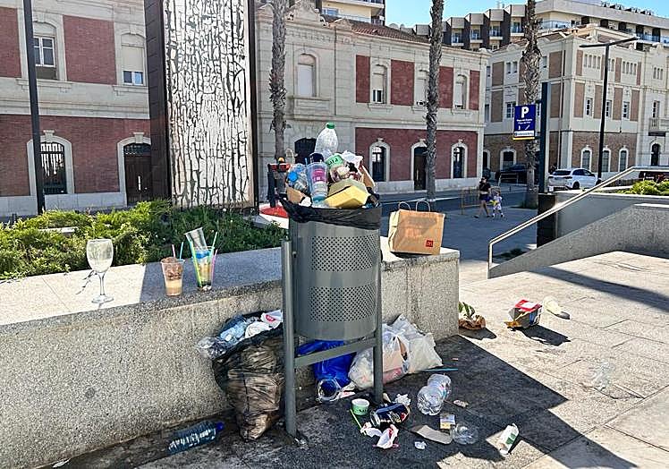 Imagen principal - Algun as de las deficiencias de la playa del Postigüet