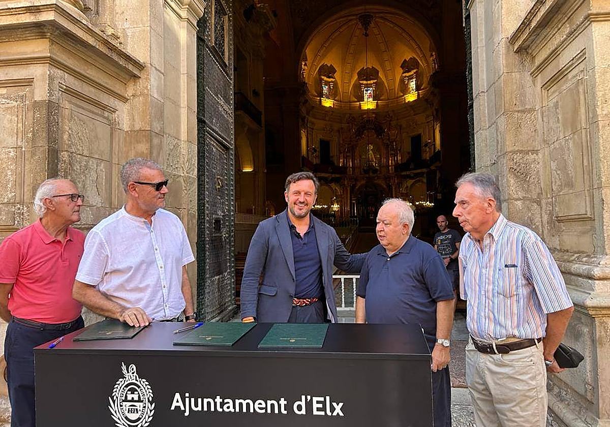 El alcalde de Elche, Pablo Ruz, y responsables de la Basílica de Santa María.