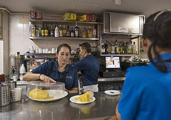 Una camarera en uno de los bares de Alicante