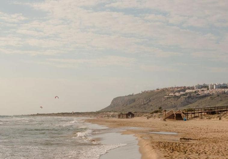 Reabren al baño la playa del Carabassí de Elche tras cerrarla el viernes por contaminación
