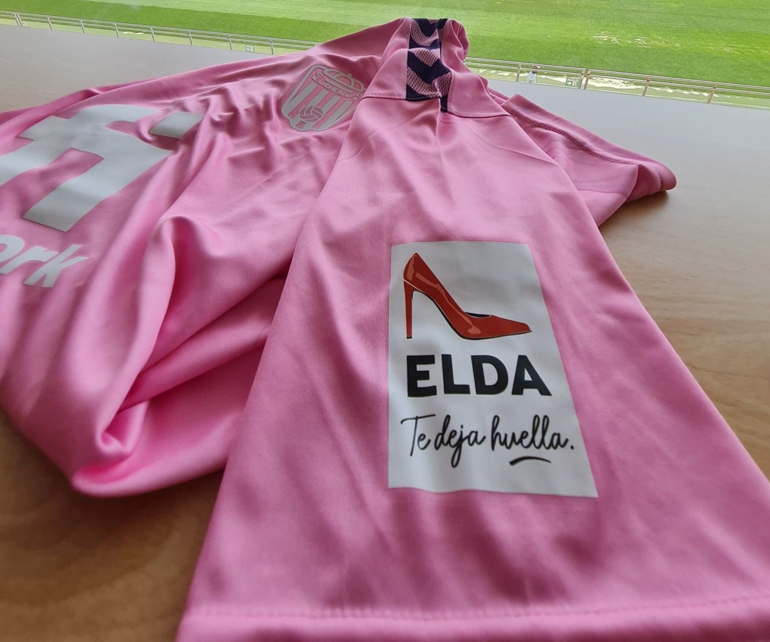 La icónica imagen de un zapato de señora decorará la manga de la camiseta.