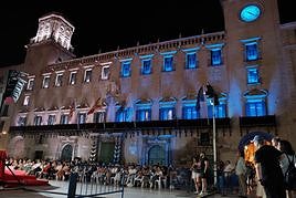 Las nuevas luces del Ayuntamiento simulan la bandera de Alicante