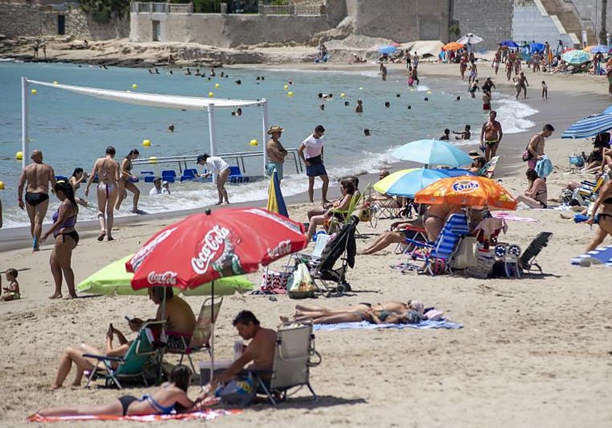La playa de la Albufereta, llena de gente.