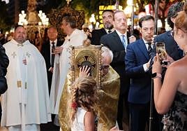 La Santa Faz acompaña a la patrona por las calles de Alicante