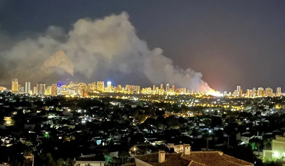 Las llamas en la zona de los Banys de la Reina