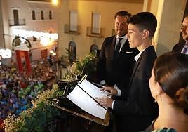 El alcalde, Pablo Ruz, con el joven pregonero en el balcón del Ayuntamiento.