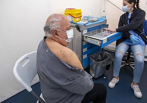 Imagen de archivo de un vacunódromo en el Hospital Dr. Balmis de Alicante.
