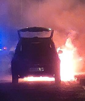 Imagen secundaria 2 - Estado del coche e incendio en la carretera de Les Rotes.