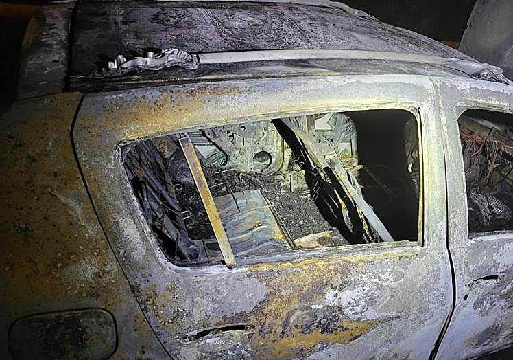 Imagen principal - Estado del coche e incendio en la carretera de Les Rotes.