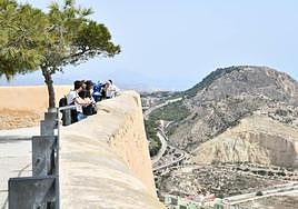 Turistas disfrutan de las vistas del Castillo de Santa Bárbara