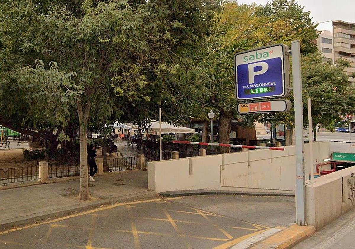 Entrada al parquin de Maisonnave por la plaza de Calvo Sotelo.