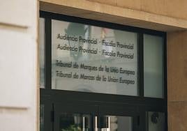 Puerta de acceso a la Audiencia Provincial de Alicante.