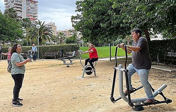 Los pacientes, haciendo uso de aparatos de ejercicio en un parque de Sant Joan.
