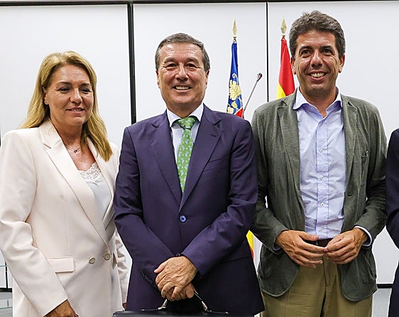 Marciano Gómez (c) en el momento de ser designado conseller de Sanidad.