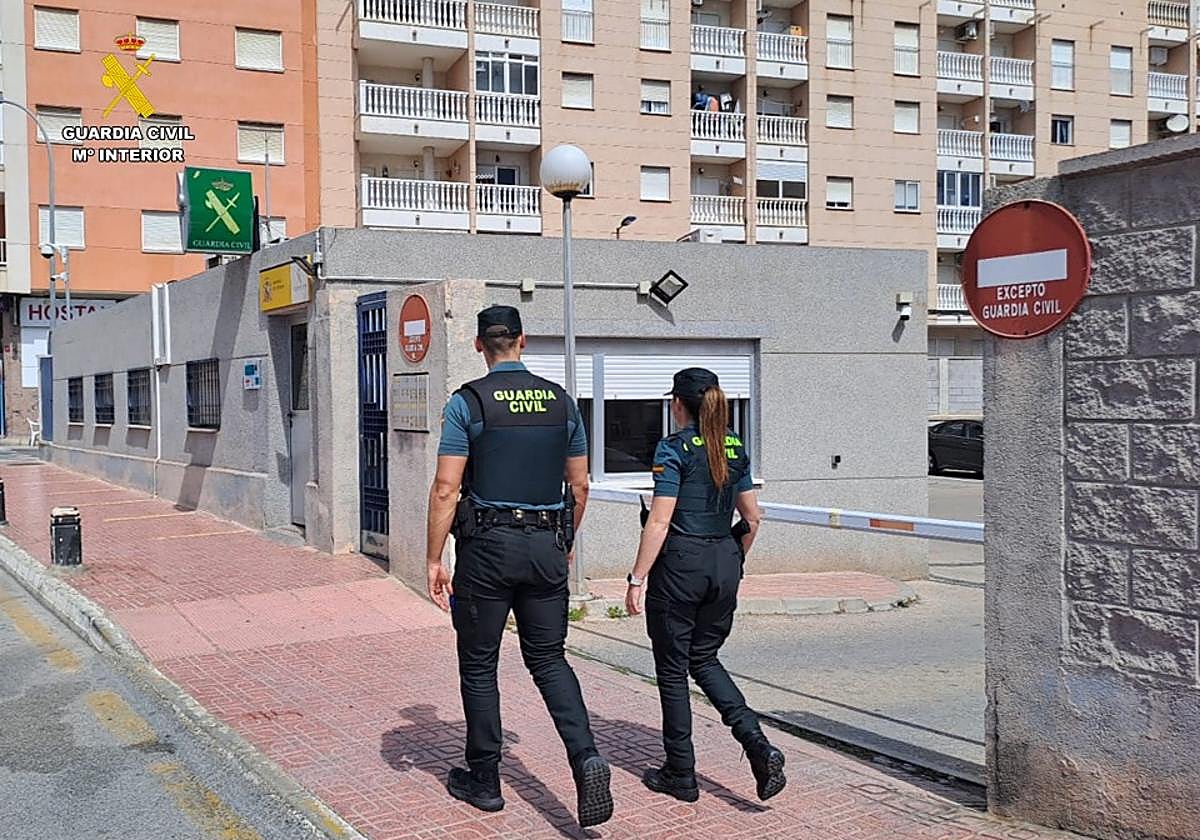 Dos agentes de la Guardia Civil patrullan por Torrevieja.