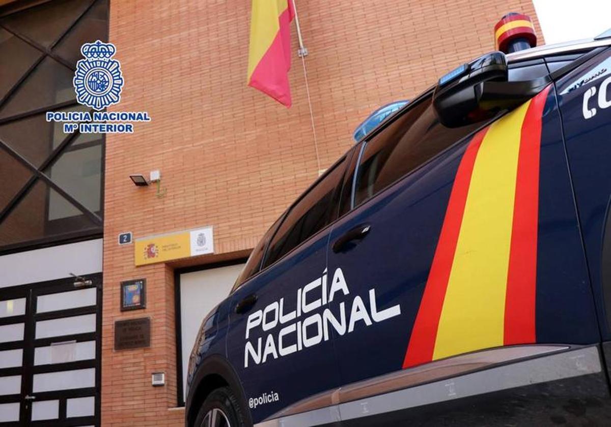 Un coche patrulla frente a la Comisaría de Distrito Norte de Alicante.