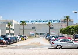 Fachada exterior del Hospital Universitario de Torrevieja.