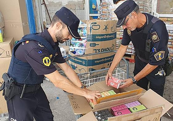 Los agentes policiales durante la inspección de los vapeadores irregulares en Elche.