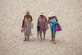 Mujeres en la playa de San Gabriel