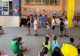 Actuación de los niños en la escuela de verano